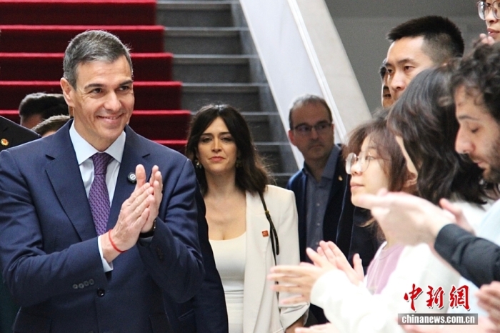 　　4月13日，北京，正正在对于华夏停止正式拜候的西班牙尾相桑切斯(左)正在浑华年夜教取教死互动。 中新社记者 曾玥 摄